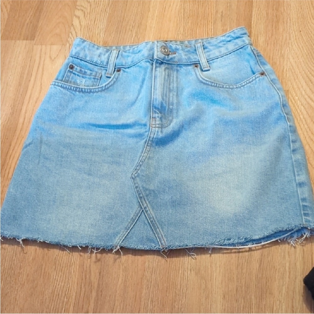 🔥 BDG Urban Outfitters Light Wash Denim Mini Skirt | Frayed Hem | Size Small 👖✨